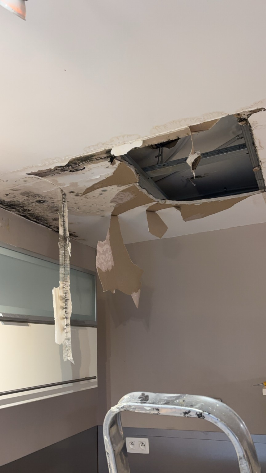 Ouverture de plafond pendant les travaux